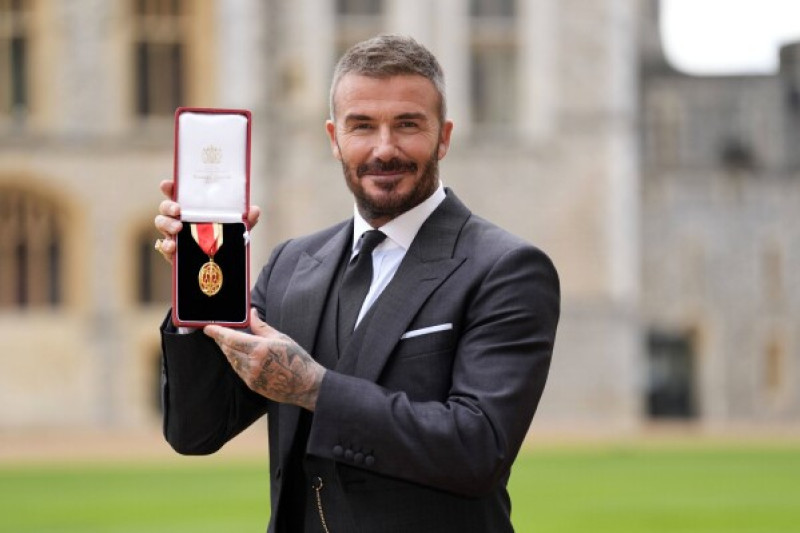 Un emocionado David Beckham habla tras ser nombrado caballero por el rey Carlos III en el castillo de Windsor el martes en presencia de su esposa y sus padres. (4 de noviembre)