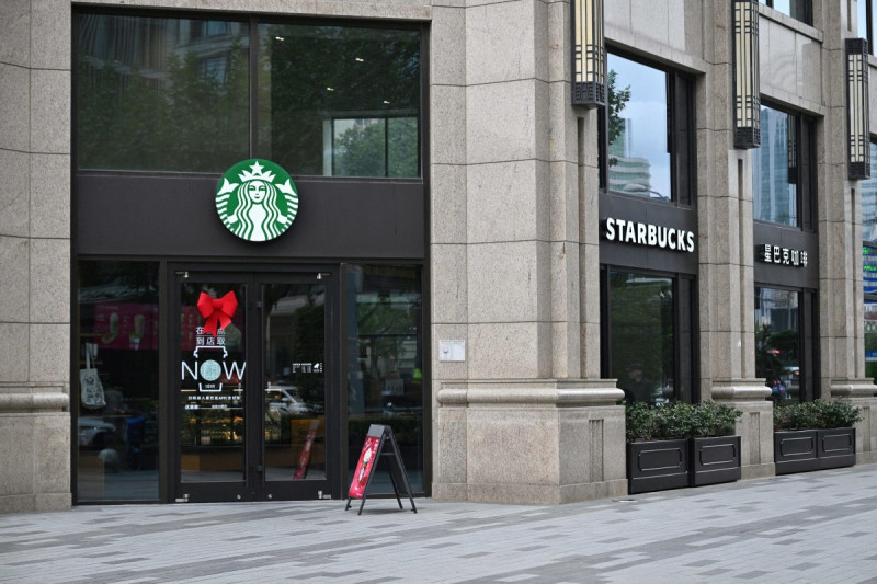 Una fotografía ilustrativa muestra el logotipo de BOYU CAPITAL en un teléfono inteligente con el logotipo de Starbucks al fondo en Suqian, provincia de Jiangsu, China, el 4 de noviembre de 2025.