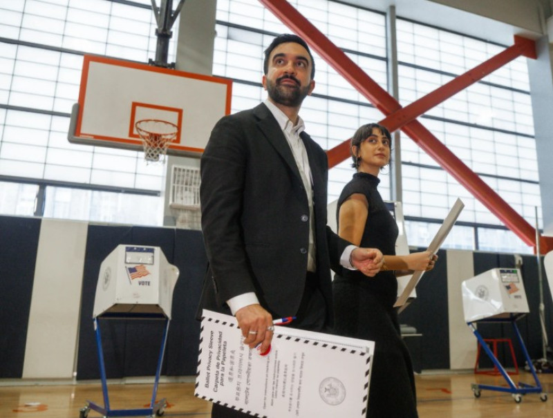 Zohran Mamdani al ejercer su voto en elecciones de Nueva York.