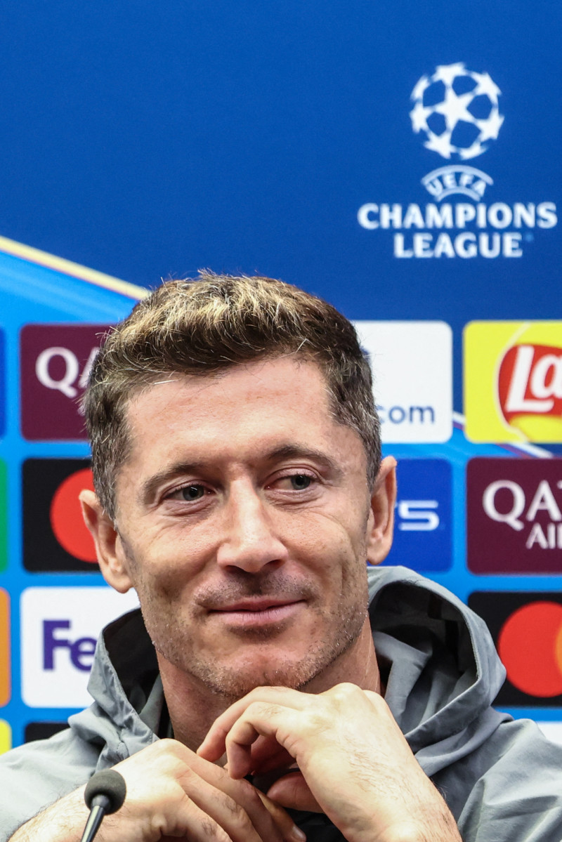 El delantero polaco del Barcelona, ​​Robert Lewandowski, ofrece una rueda de prensa.