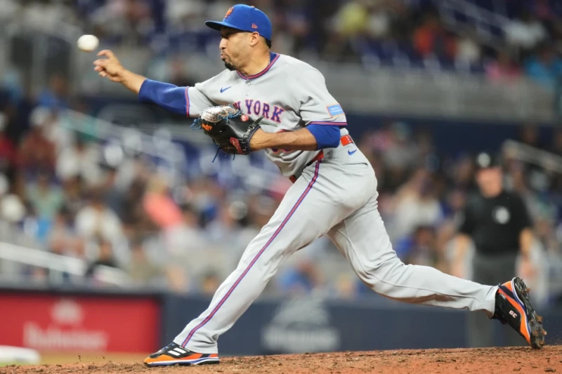 Edwin Díaz de los Mets lanza ante los Marlins, el 27 de septiembre de 2025, en Miami.