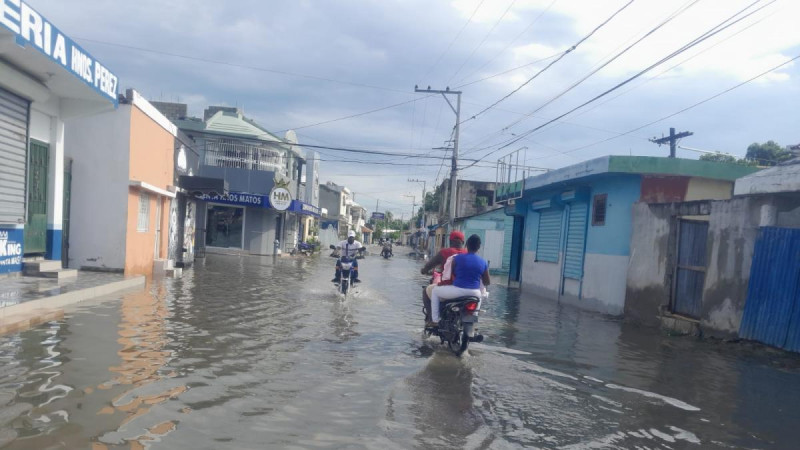 Una calle de Neyba inundada por las intensas lluvias del huracán Melissa.