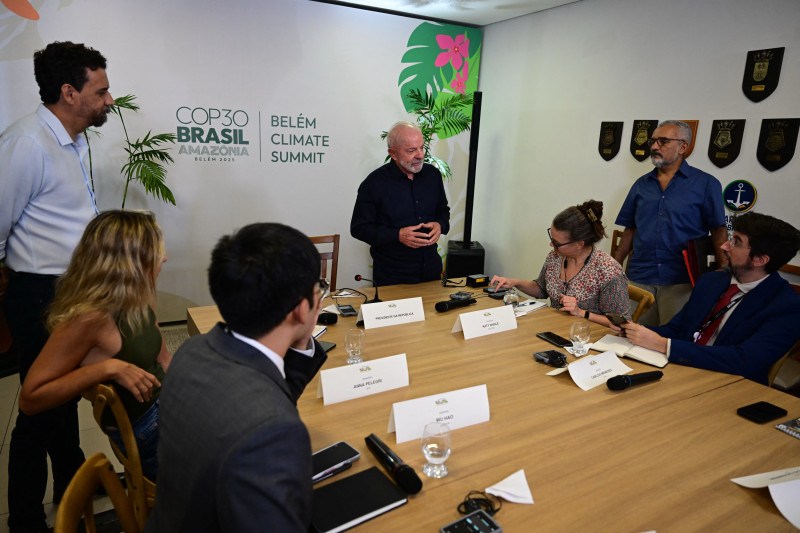 El presidente de Brasil, Luiz Inácio Lula da Silva, habla con medios de comunicación extranjeros antes de la Conferencia de las Naciones Unidas sobre el Cambio Climático COP30