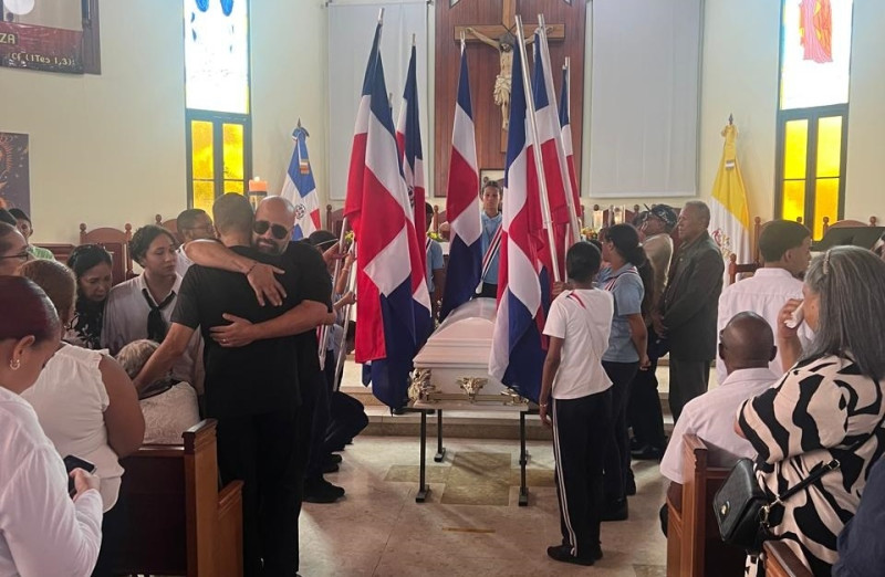 Estudiantes de la escuela Divina Providencia hicieron honor frente al ataúd con el cuerpo de Henry Hierro en la iglesia de la Villa Olímpica.