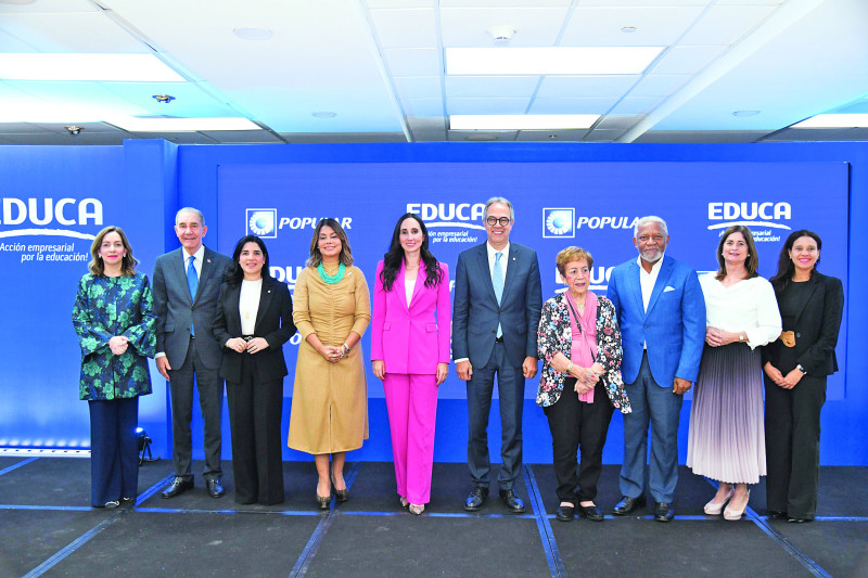 Directivos de Educa y del Banco Popular durante el conversatorio