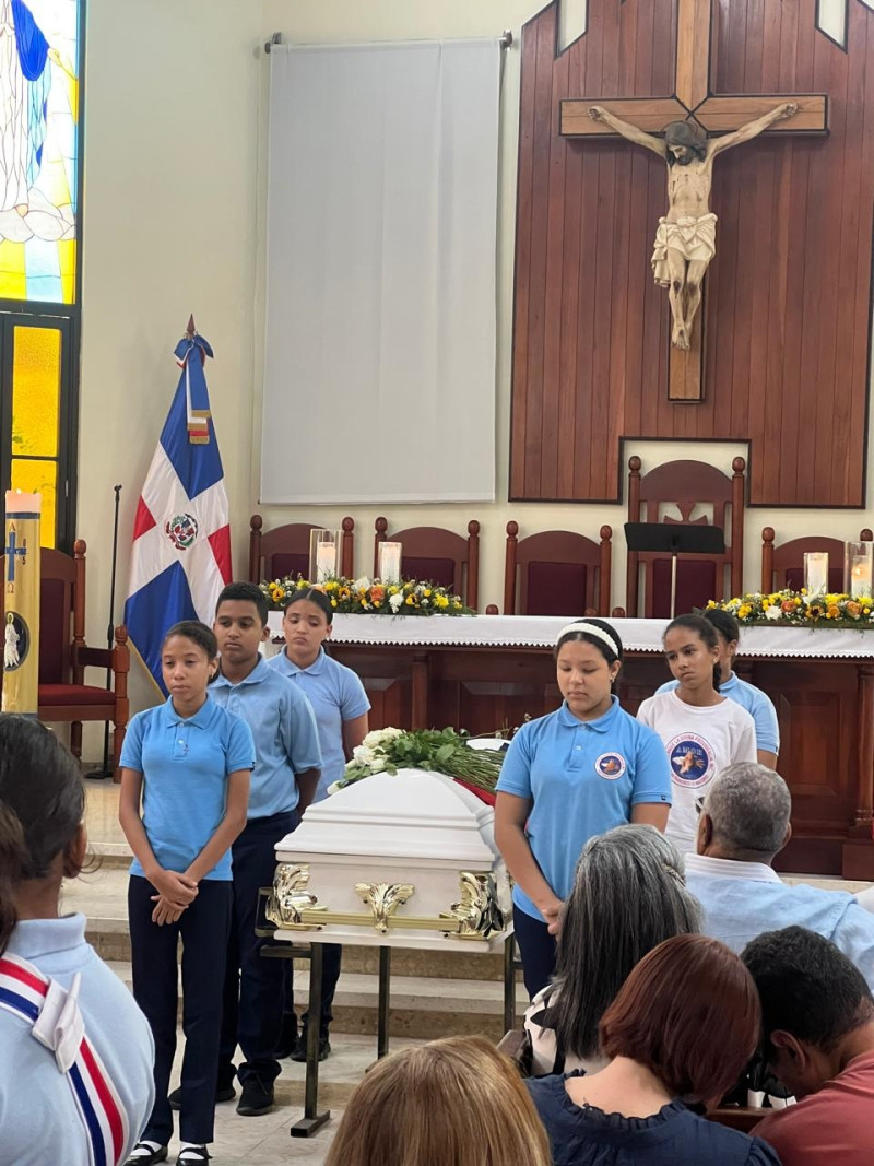 Estudiantes formaron parte de las personas que fueron hasta la iglesia en San Francisco de Macorís para despedir a Henry Hierro.