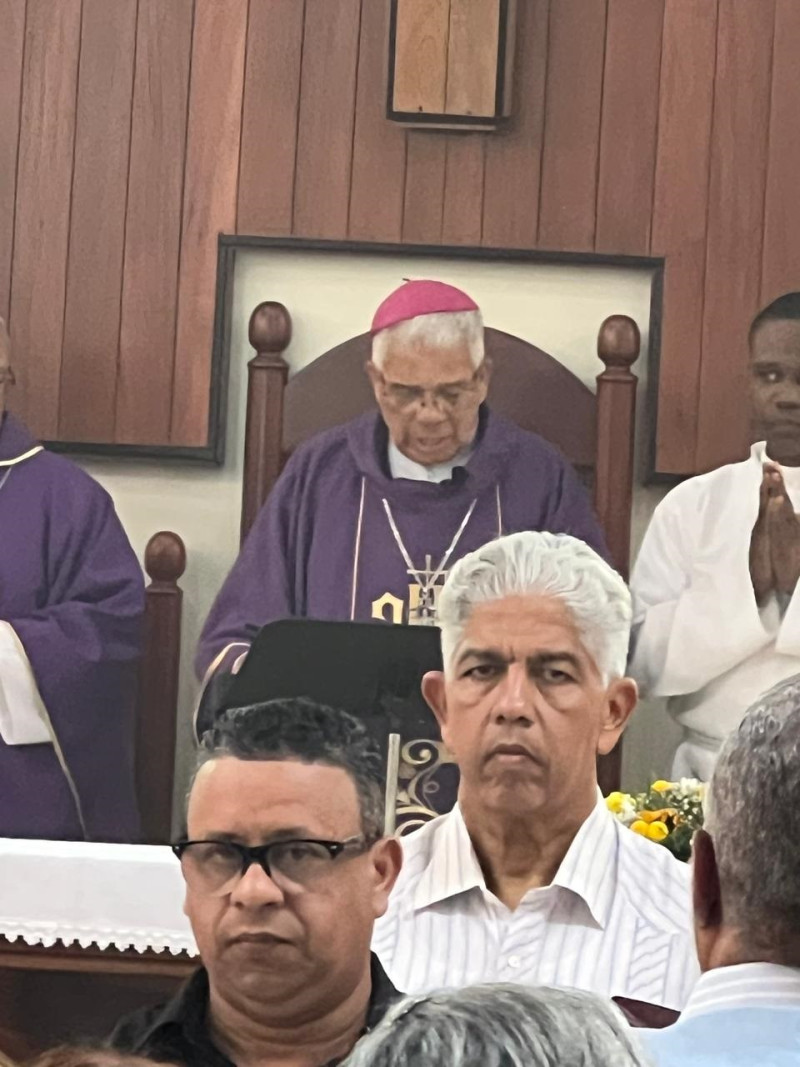 La eucaristía en homenaje a Henry Hierro fue presidida por monseñor Francisco Ozoria, arzobispo de Santo Domingo.