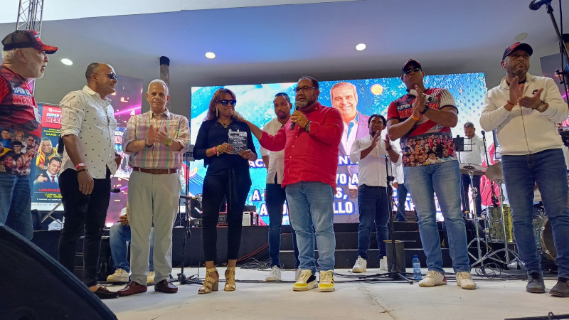 Ramón Rogelio Genao, al centro, cuand asistió en 2024 a la tercera edición del Super Ultra Mega Merengazo, en Jarabacoa.