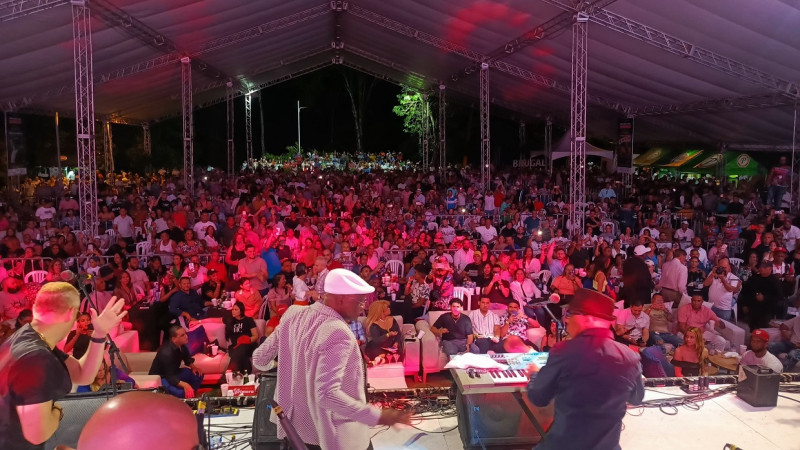 Cuco Valoy y Ramón Orlando frente a la multitud que disfrutó su propuesta musical en la tercera edición del "Super ultra mega merengazo", en Jarabacoa.