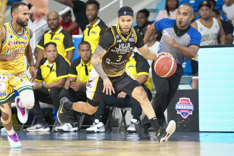 Luis López, del club Rafael Barias, avanza con el balón y se despega del defensa Samuel Lara, de San Carlos.