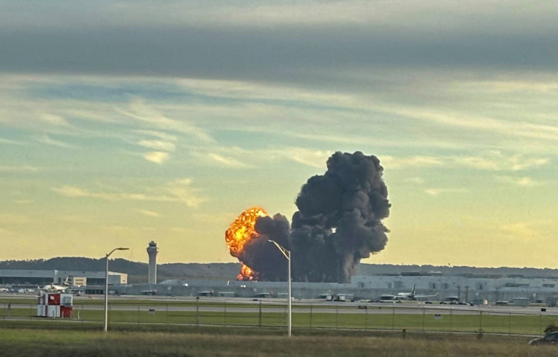 Humo y llamas elevándose desde el lugar del accidente de un avión de carga de UPS en las afueras del Aeropuerto Internacional de Louisville, Kentucky.