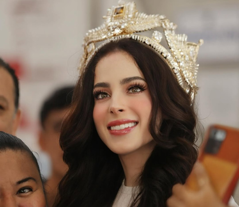 Fátima Bosch, Miss Universo México 2025, fue insultada por el director de la organización en Tailandia, Nawat Itsaragrisil, quien la llamó "cabeza hueca".