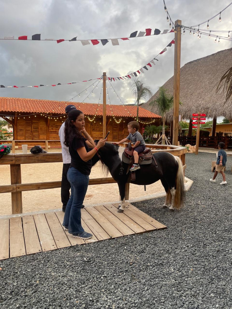 Familia durante una visita al parque ecuestre ubicado en Punta Cana, La Altagracia.