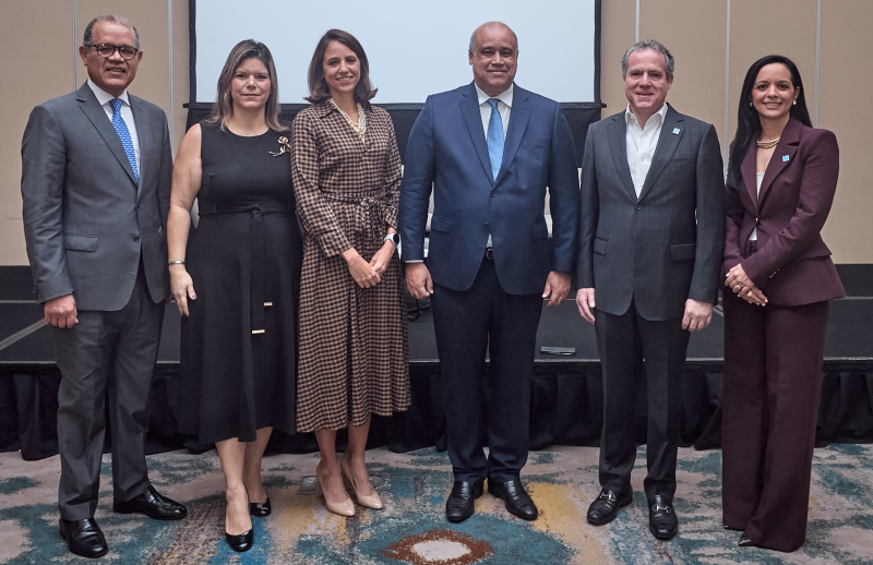 Marcos Peña,  Jennifer Beauchamps, Laura Medina, Miguel Valerio, Luis Julio Jiménez y Lisa Díaz.