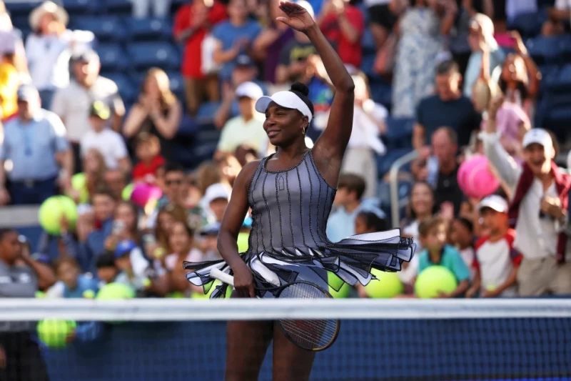 Venus Williams saluda tras su victoria junto a Leylah Fernández en el torneo de dobles del Abierto de Estados Unidos, el 30 de agosto de 2025, en Nueva York.