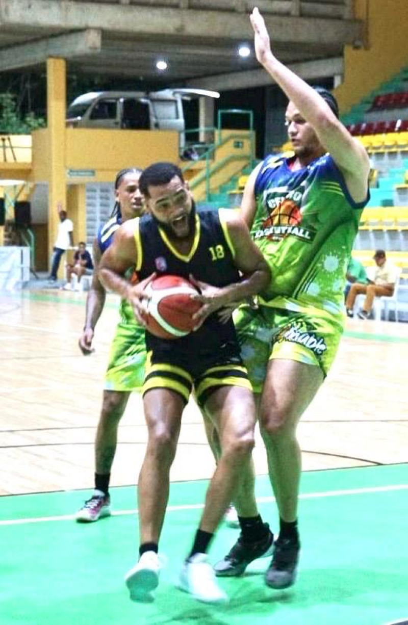 El refuerzo higüeyano Dayker Cedano, de los Titanes de Miramar, en una acción ofensiva sobre la defensa de Cristian Lora, del Centro.