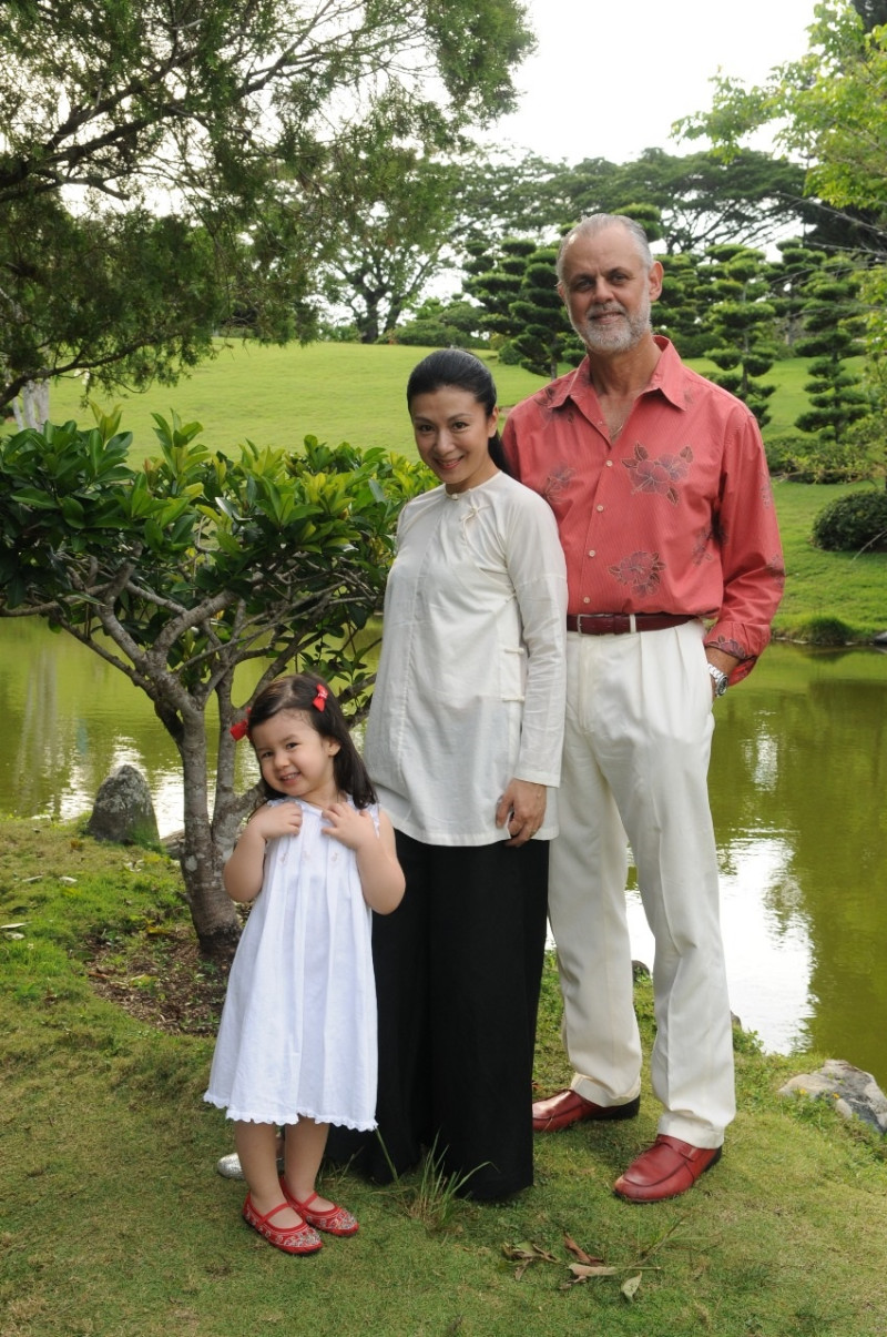 Hace 15 años esta fotografía fue publicada por Listín Diario. Yuyu JH era una niña que aparecía junto a sus padres, la china Huang Chao y el dominicano Fausto Jáquez.