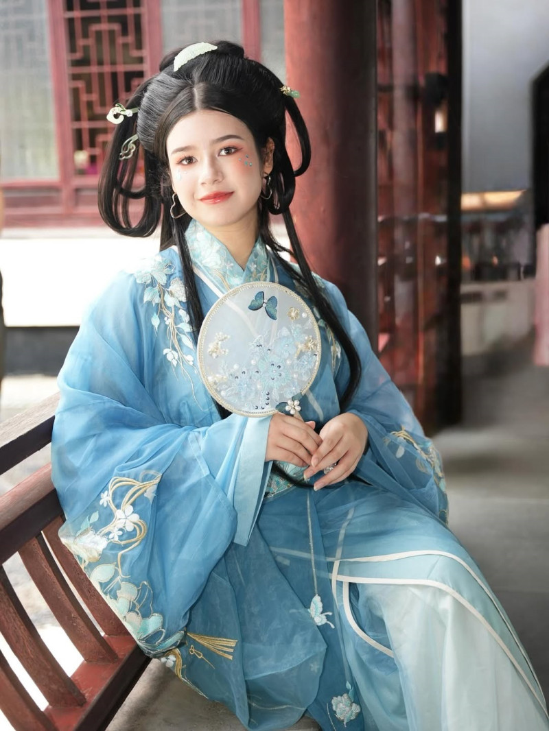 Yuyu JH presentó su primer disco, titulado “Travesía”, compuesto por nueve interpretaciones de éxitos populares.