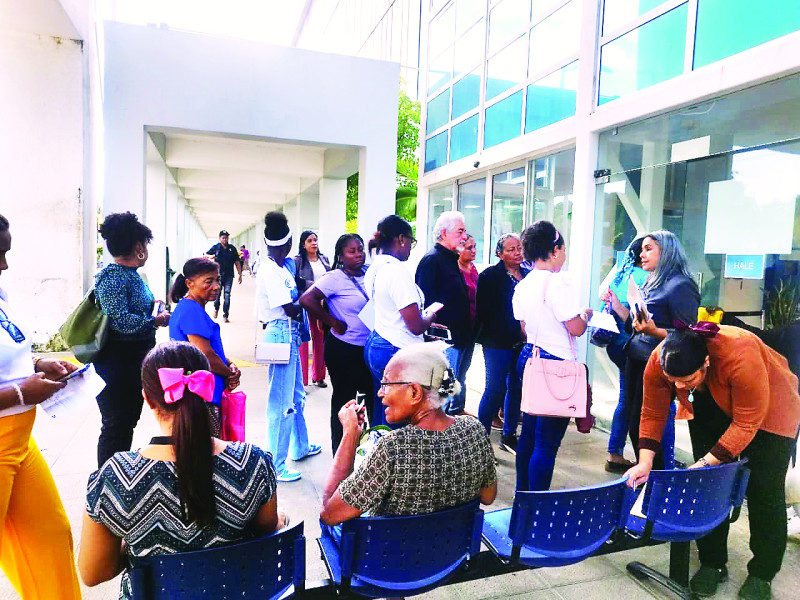 Pacientes que acudieron ayer al Incart, se encontraron que estaba cerrado por una falla eléctrica.