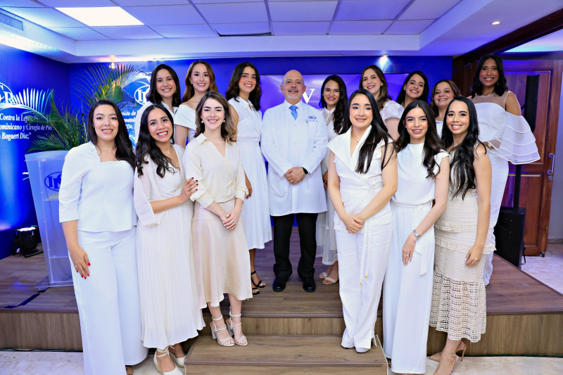 Al centro el Dr. Víctor Pou, director del Instituto Dermatológico.