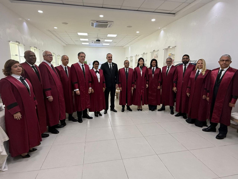 Los jueces del Tribunal Constitucional en compañía del presidente Luis Abinader
