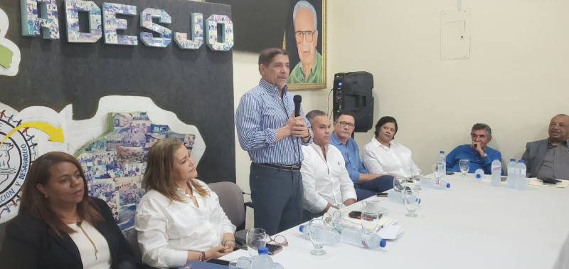 El ministro de cultura una mesa de trabajo realizada en los salones de la Asociación para el Desarrollo de Ocoa