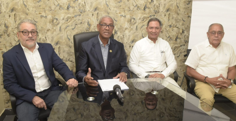 Norberto Puello, presidente del Comité Permanente del Salón de la Fama de Artes Marciales, junto a Angel Ramos, Héctor Orreilly y Henry Rodríguez.