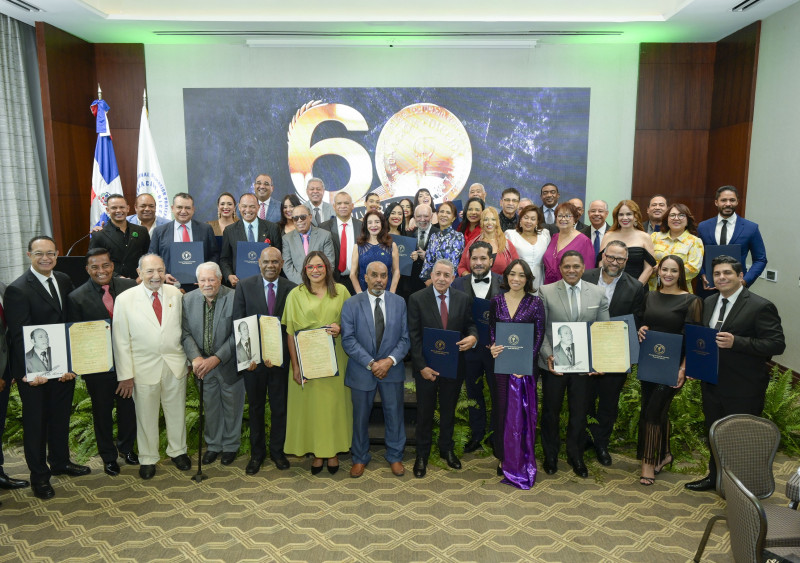 Los locutores que fueron reconocidos por la Escuela Nacional de Locución con motivo de sus 60 años de labor a favor de la educación dominicana.