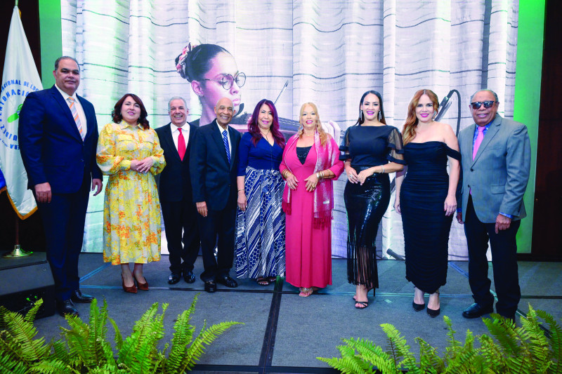 Miguel Susana y Arianna Rivera junto a locutores, profesores y directivos de la escuela.