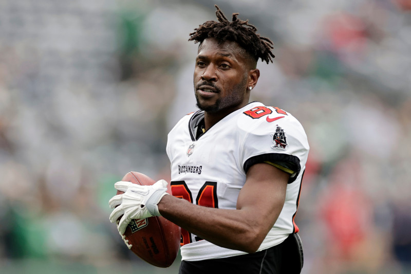 El receptor abierto de los Tampa Bay Buccaneers, Antonio Brown (81), camina por el campo durante un partido de fútbol americano de la NFL contra los New York Jets, el 2 de enero de 2022, en East Rutherford, NJ (Foto AP/Adam Hunger, Archivo)