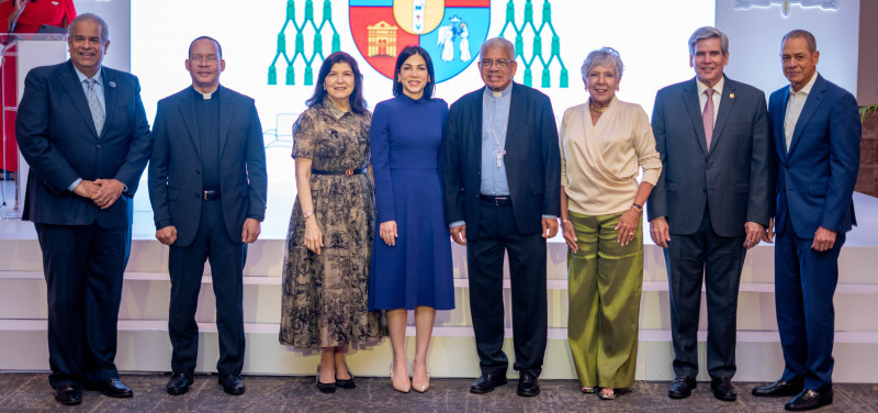 Monseñor Francisco Ozoria junto a representantes del empresariado.