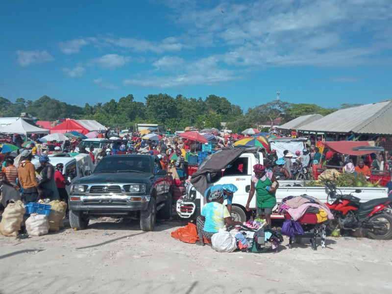 Mercado binacional en Pedernales