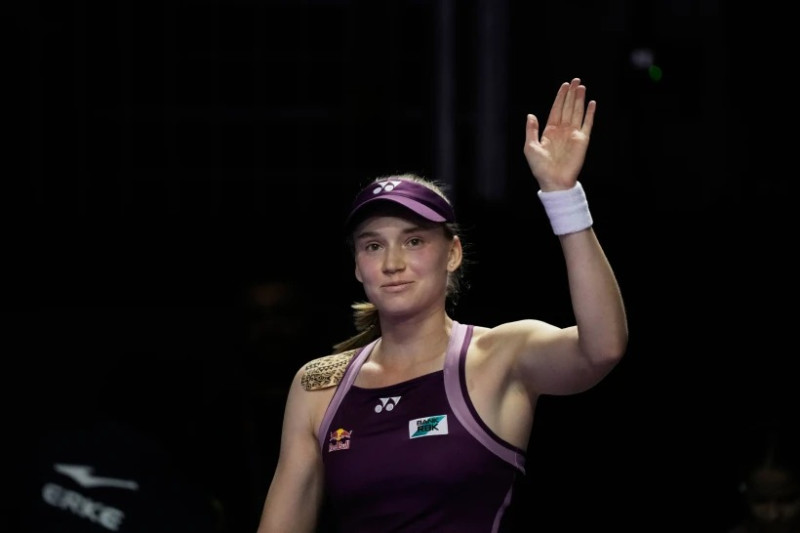 Elena Rybakina celebra después de su victoria contra Jessica Pegula en el juego de semifinales individuales femeninas en las finales de tenis de la WTA en Riad, Arabia Saudita, el viernes 7 de noviembre de 2025.
