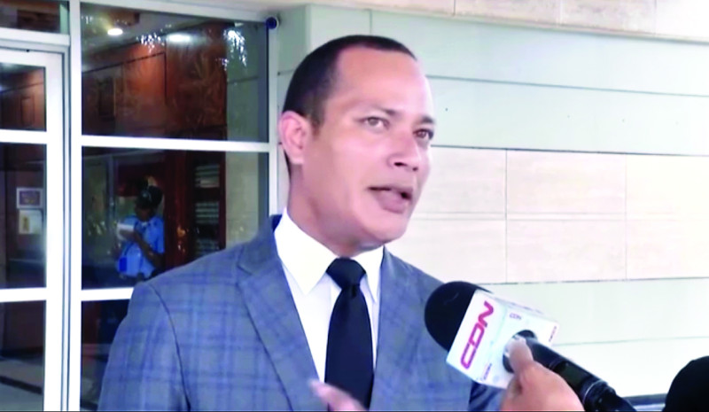 Abogado Newton López al momento presentar querella.