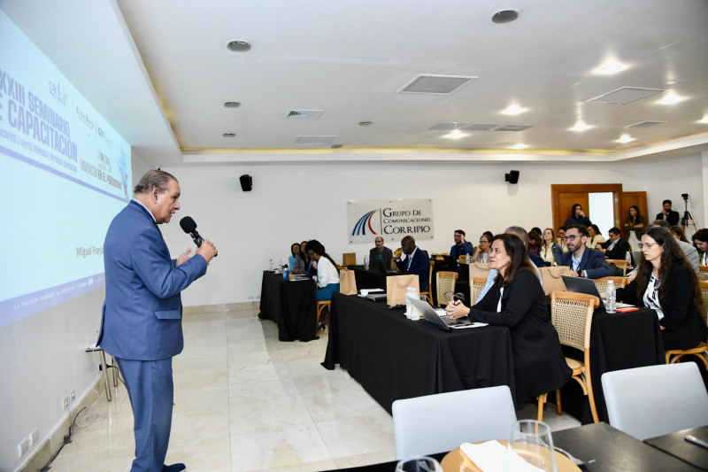 Miguel Franjul, director de Listín Diario, pronuncia las palabras de bienvenida en el seminario del Grupo de Diarios América sobre Inteligencia Artificial.
