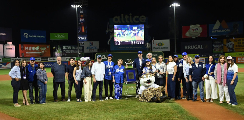 Doña Matilde Dargam, acompañada por familiares y directivos del Licey, al momento de ser reconocida.