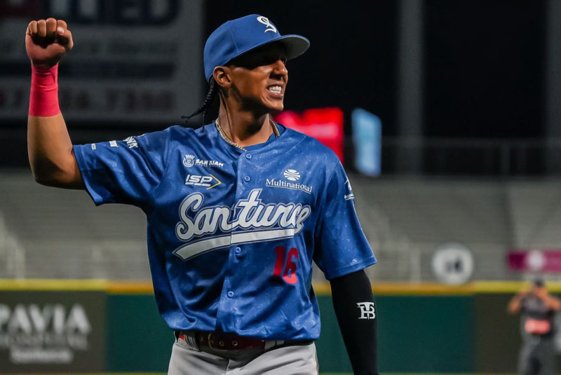 Johneshwy Fargas, hóreo del triunfo de los Cangregeros, levanta su brazo en señal de celebración. Cortesía Primerahora.com