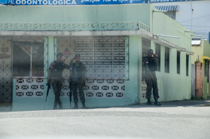 Agentes del ejército realizan operativo en la provincia de San Cristóbal ante aumento de la delincuencia.