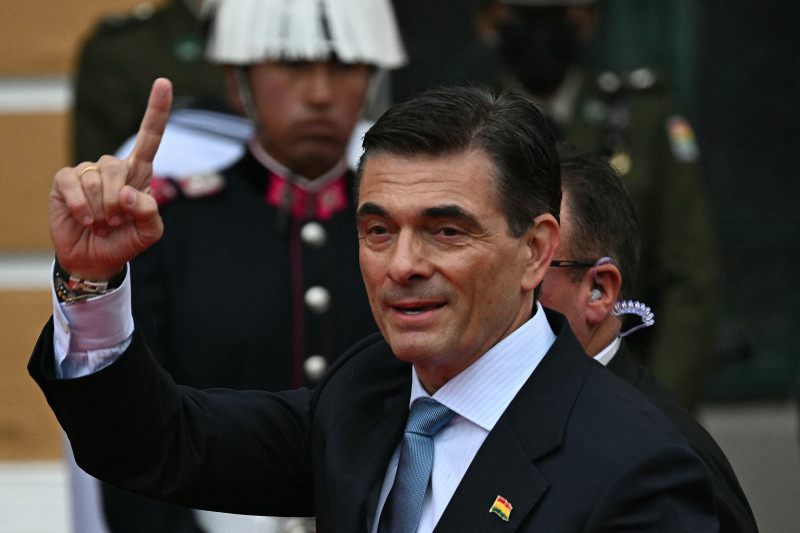 El presidente electo de Bolivia, Rodrigo Paz, llega a la Plaza Murillo para su ceremonia de investidura en La Paz el 8 de noviembre de 2025. (Foto de AIZAR RALDES / AFP)