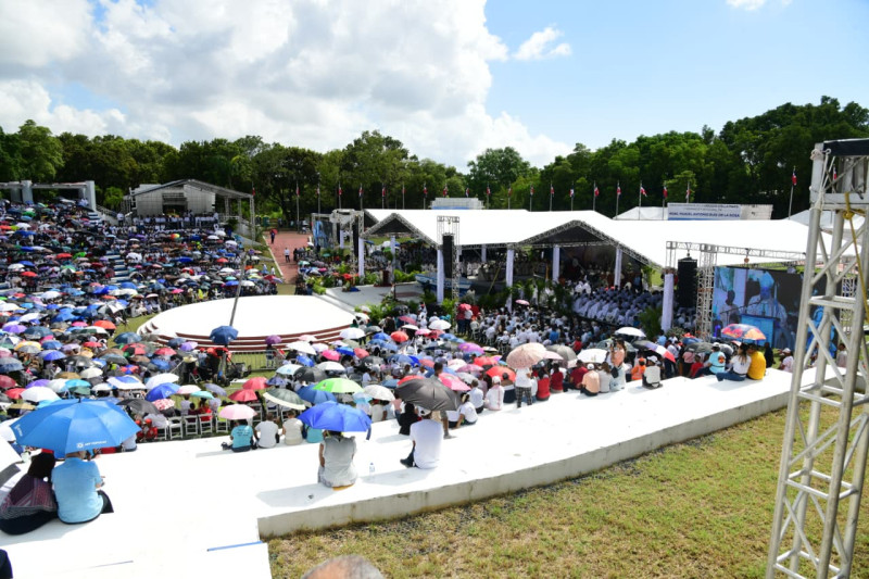 Decenas de personas se dieron cita este 8 de noviembre al parque de Santo Domingo Este para la creación de la Diócesis Stella Maris.