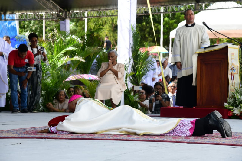 Monseñor Ruiz de la Rosa fue ordenado obispo mediante el rito de imposición de manos y oración consagratoria, recibiendo así la plenitud del sacramento del orden sacerdotal.