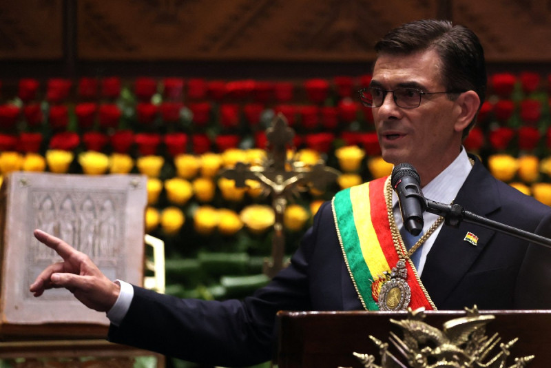 El nuevo presidente de Bolivia, Rodrigo Paz, pronuncia un discurso tras jurar el cargo durante su ceremonia de investidura en la Asamblea Nacional en La Paz el 8 de noviembre de 2025.