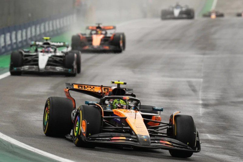 Lando Norris, piloto de McLaren, conduce durante la carrera sprint previa al Gran Premio de Brasil de Fórmula 1 en el circuito de Interlagos en São Paulo.