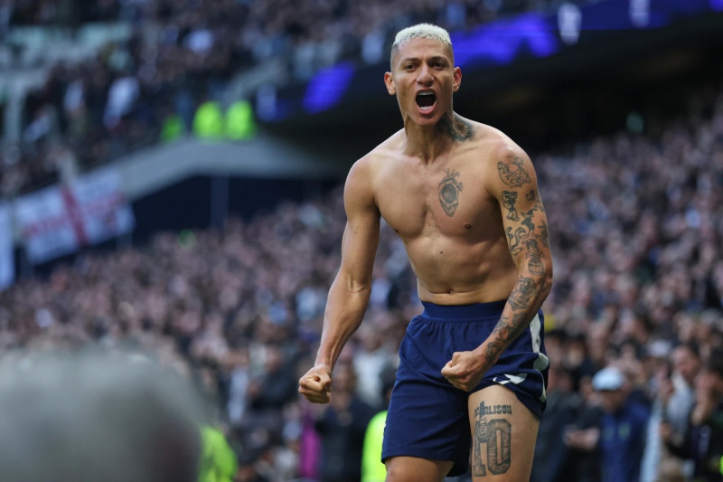 Richarlison, del Tottenham, celebra después de anotar el segundo gol de su equipo durante el partido de fútbol de la Premier League inglesa entre el Tottenham Hotspur y el Manchester United en Londres, Inglaterra.