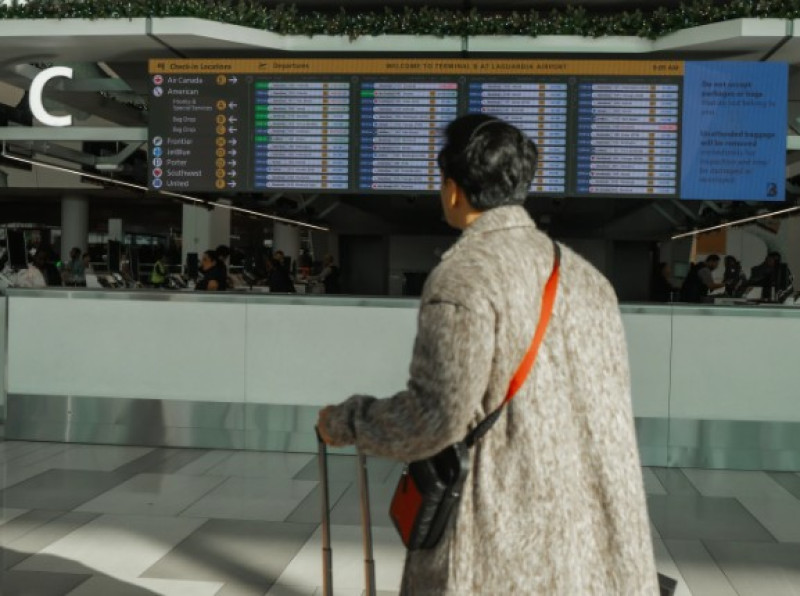 Los viajeros en el Aeropuerto Internacional de Miami esperan que el gobierno levante pronto las restricciones, ya que cientos de vuelos en Estados Unidos han sido cancelados este sábado.