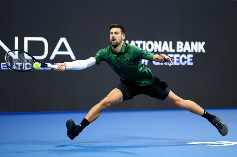 Novak Djokovic juega un golpe contra Lorenzo Musetti durante el juego de la final del torneo de tenis ATP 250, en Atenas, Grecia.