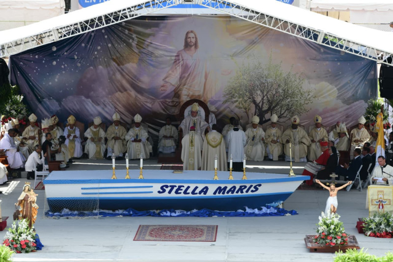 Ceremonia de ordenación episcopal de Monseñor Manuel Antonio Ruiz de la Rosa, obispo de la nueva dioses Stella Maris.