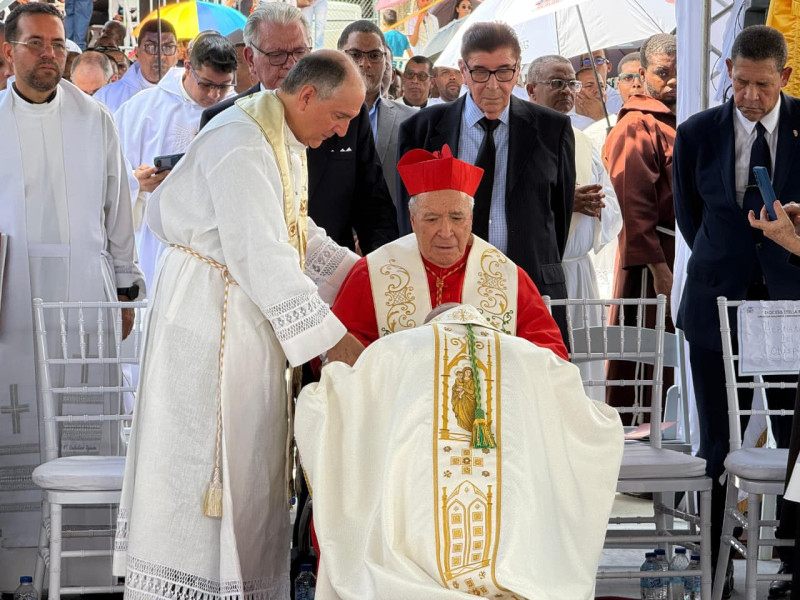 El cardenal Nicolás de Jesús López Rodríguez, le da la bendición al nuevo obispo.