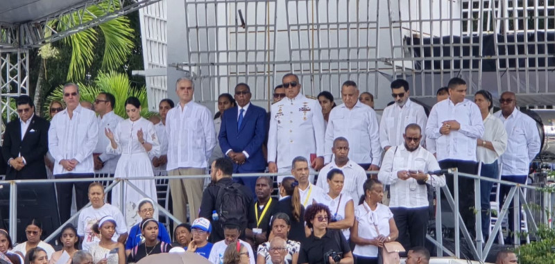 El presidente Luis Abinader, la primera dama Raquel Arbaje, Dio Astacio, Luis Miguel de Camps, Luis Rafael Lee Ballester, entre otros.