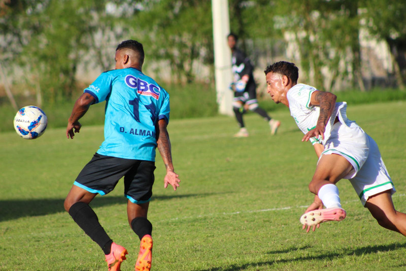 Diego Almánzar, del Salcedo FC y Wilmy Canela, del Jarabacoa FC se disputan un balón en el partido sabatino de la Liga Dominicana de Fútbol.